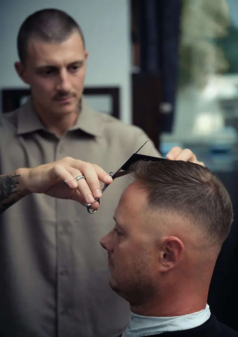 Barber strihá zákazníkovi pánsky strih nožnicami v BARBERIS Prievidza