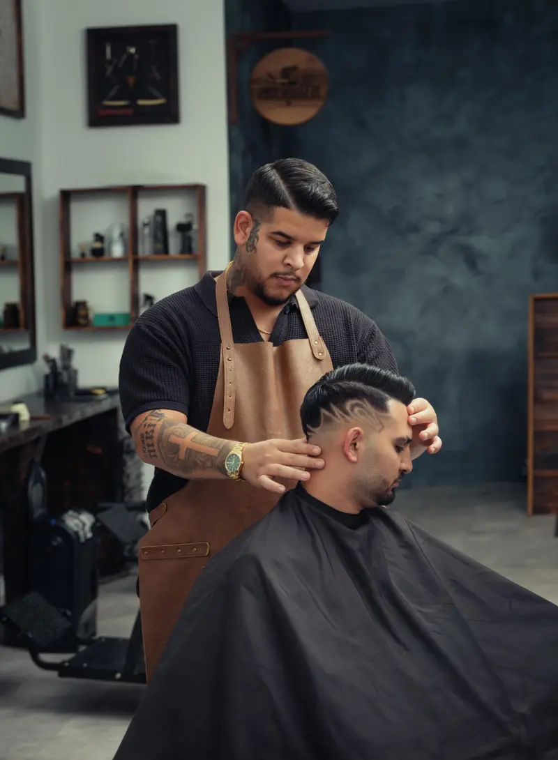 Barber strihá zákazníka strojčekom v BARBERIS Prievidza